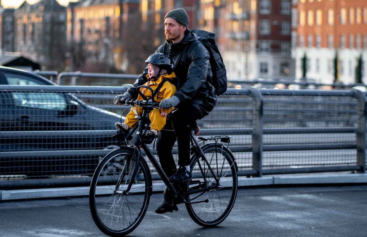 Un ciclista con un bebé