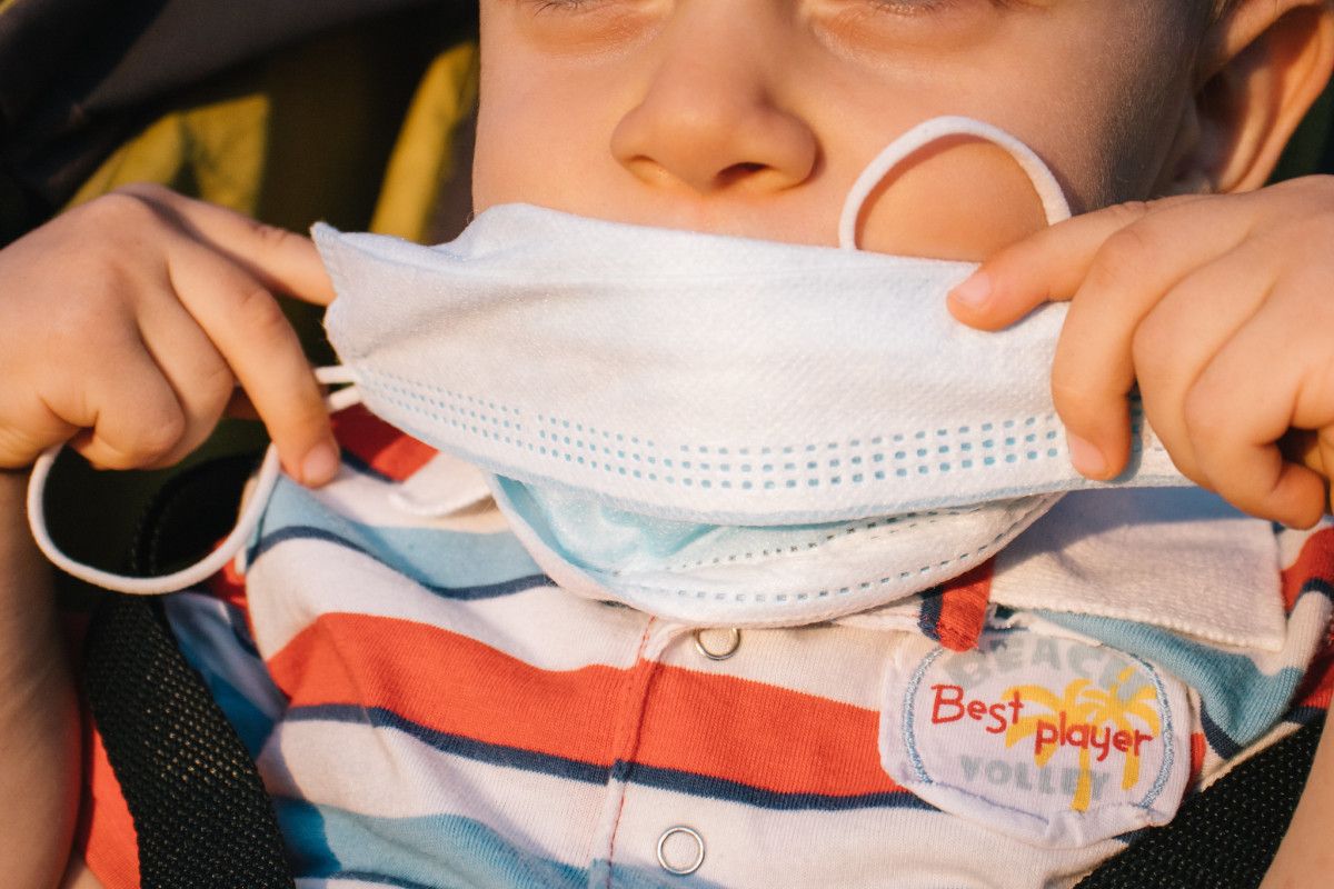 Un niño poniendo la mascarilla