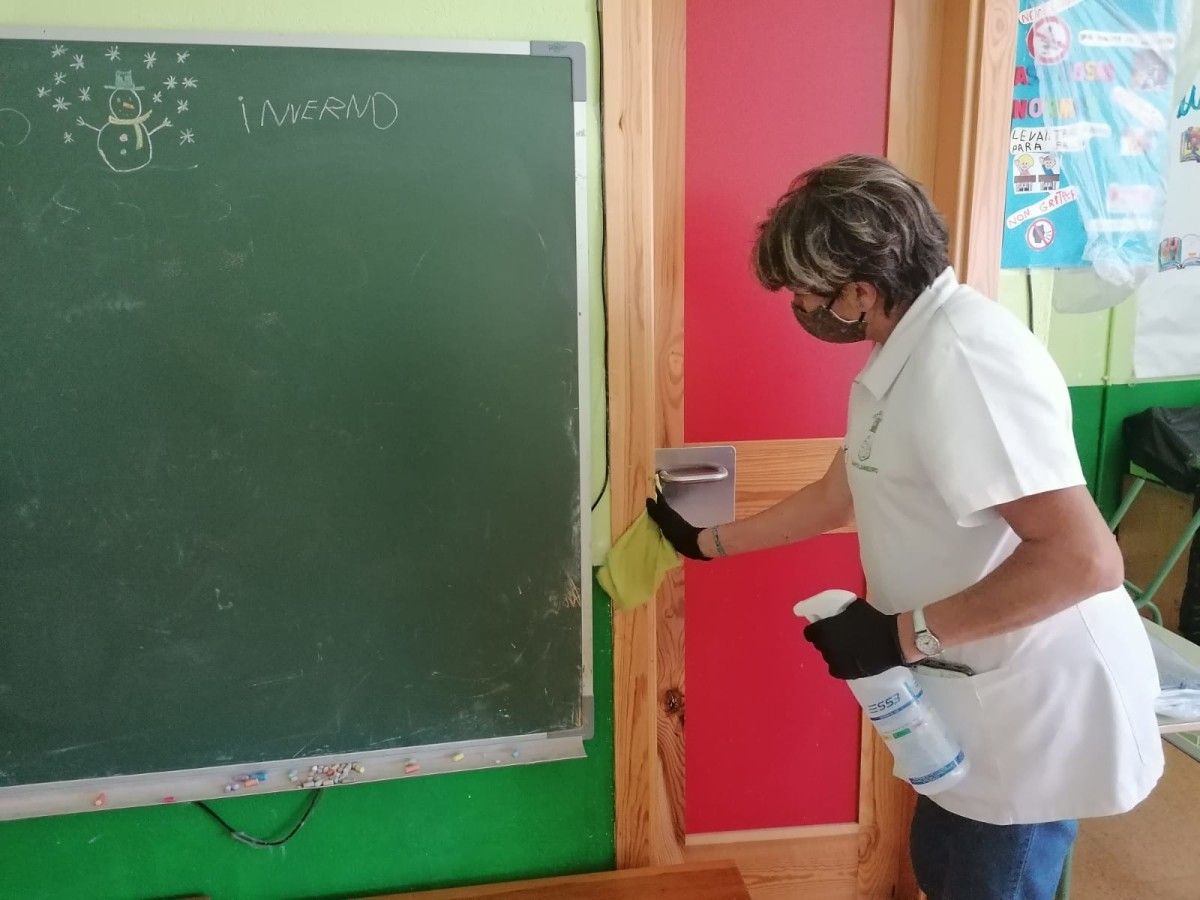 Campo Lameiro desinfecta o colexio Pedro A. Cerviño e a escola infantil A Galiña Azul  