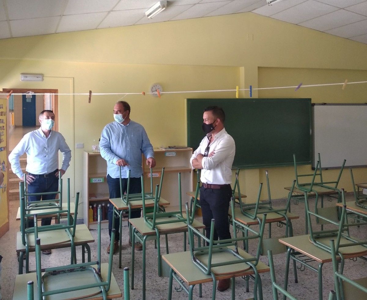 Visita do alcalde de Barro, Xosé Manuel Fernández Abraldes, ao colexio Amor Ruibal