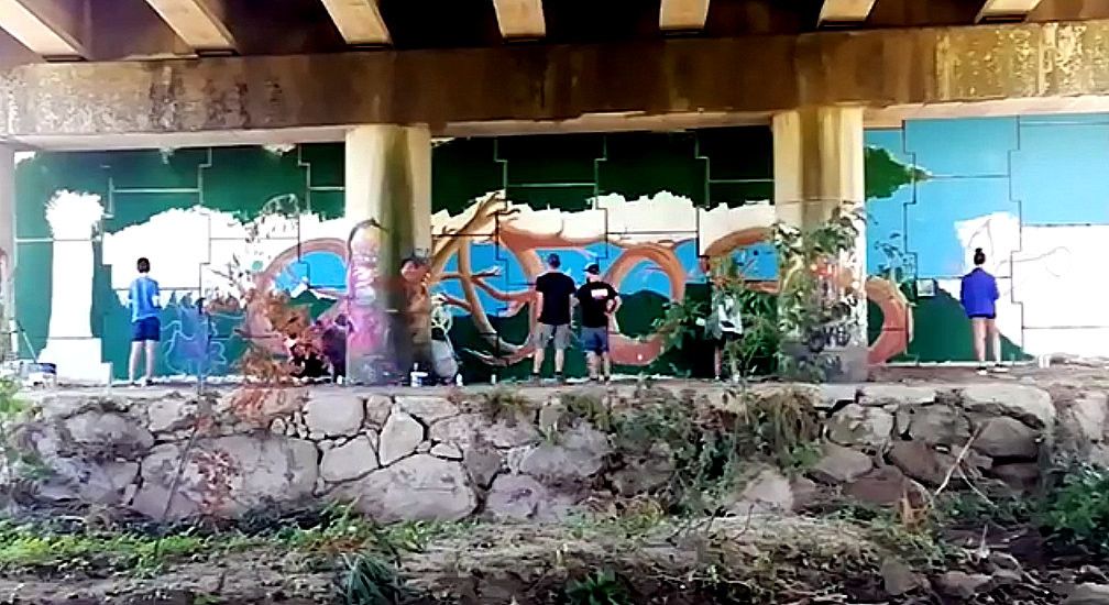 Mural en el entorno de Os Gafos realizado por escolares