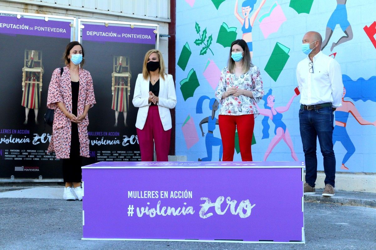 Presentación do mural contra a violencia machista no exterior do pavillón de Tenorio