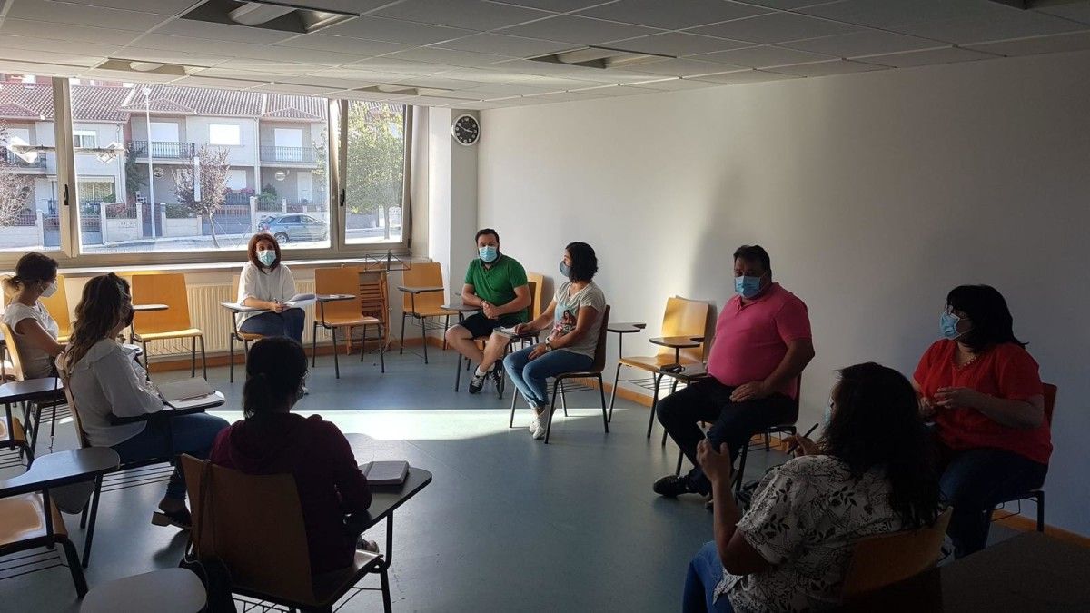 Reunión da concelleira Paz Lago con representantes das Anpas de Sanxenxo