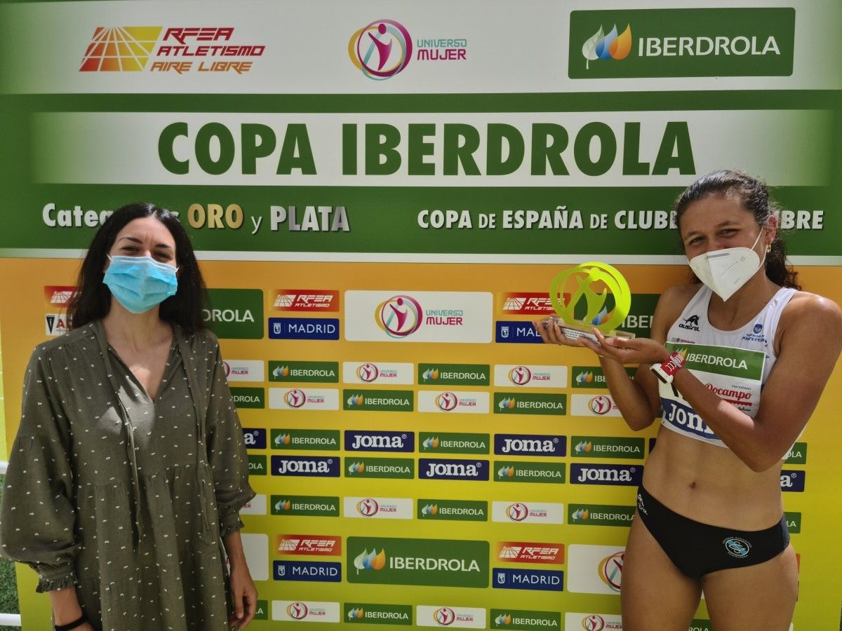 Joselyn Brea, da Gimnástica, recollendo o premio como mellor atleta do torneo