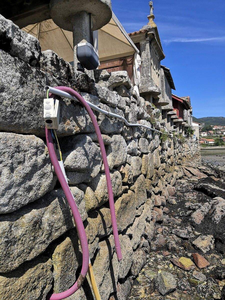 Cables en la fachada marítima de Combarro