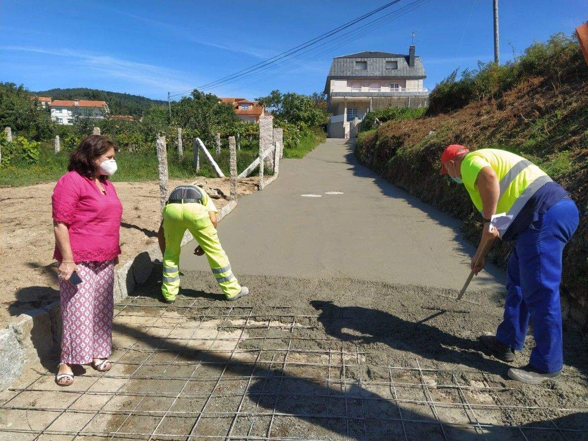 A concelleira de Obras e Servizos do Concello de Poio, Chelo Besada, comproba o remate das obras do camiño de San Martiño