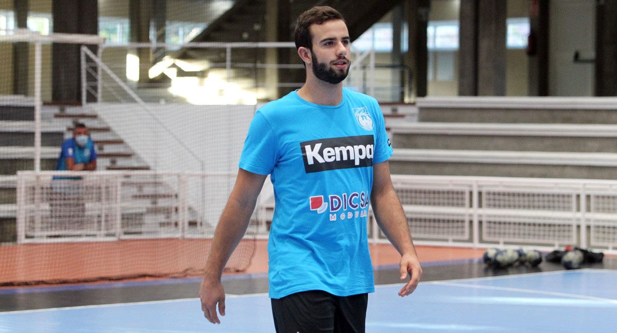 Pablo González, en un entrenamiento del Cisne en el Pabellón Municipal de los Deportes