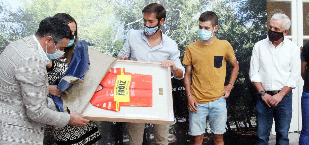 Samuel Blanco (Froiz) entrega á Deputación a camisola de campión de España