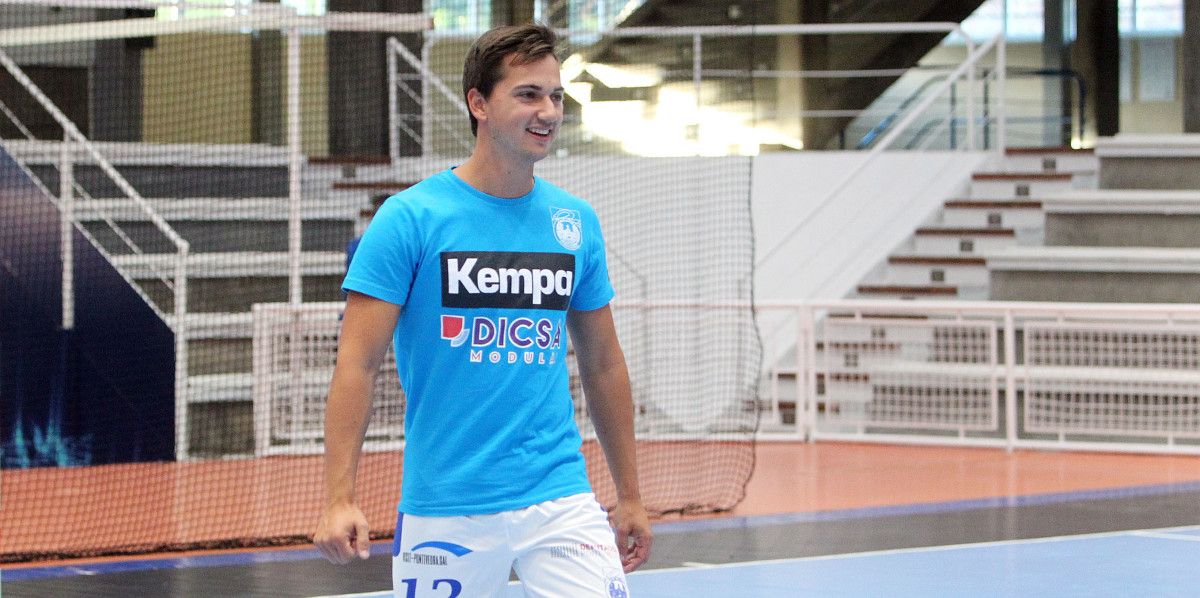 Javi Vázquez, nun adestramento do Cisne no Pavillón Municipal dos Deportes