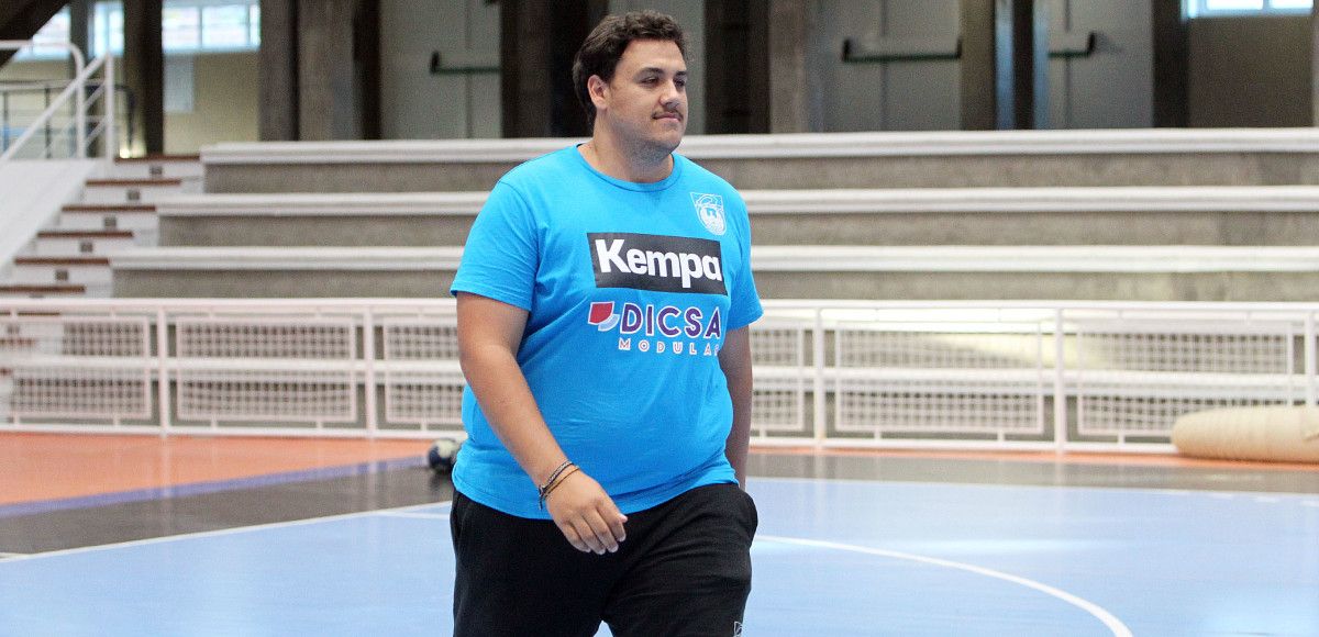 Juan Novas, no adestramento do Cisne no Pavillón Municipal dos Deportes