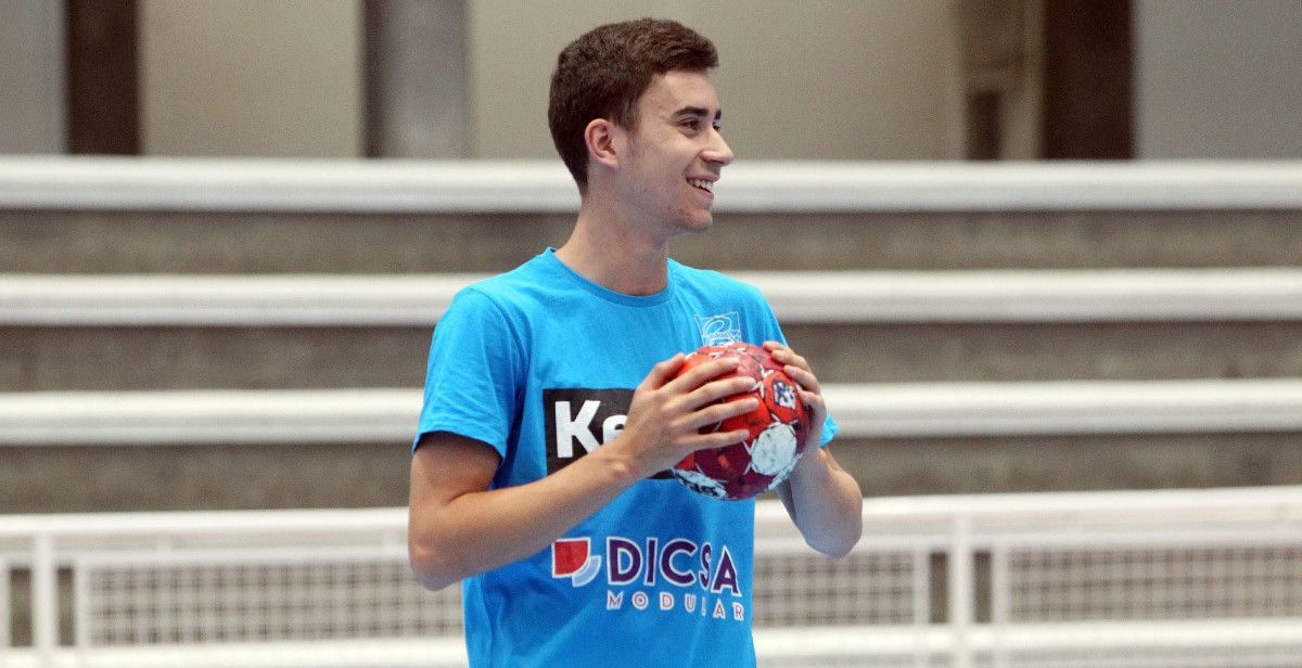 Mateo Arias, nun adestramento do Cisne no Pavillón Municipal dos Deportes