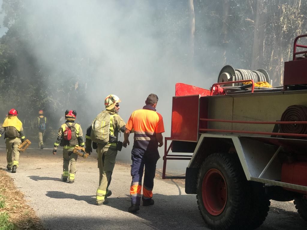 Tarefas de extinción do incendio entre Anceu e Barbudo (Ponte Caldelas)