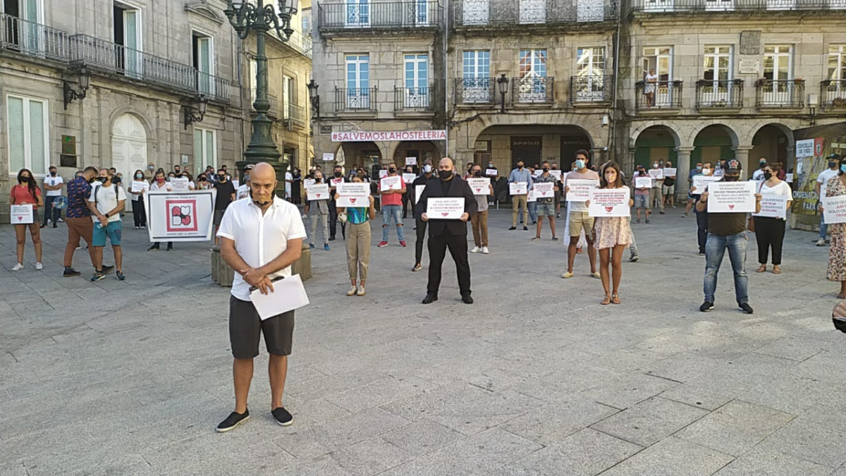 Os hostaleiros da provincia de Pontevedra concéntranse en Vigo para pedir a salvación do sector
