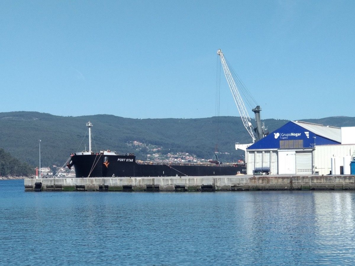Descarga de buques graneleiros no porto de Marín