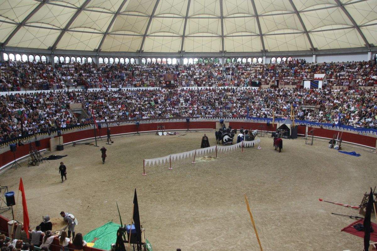 Público asistente ao primeiro torneo medieval
