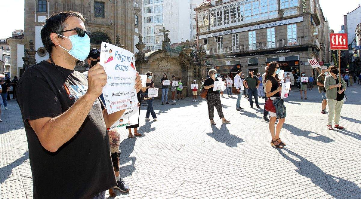 Concentración de CIG-Ensino, CCOO, STEG y CSIF  en la plaza de la Peregrina