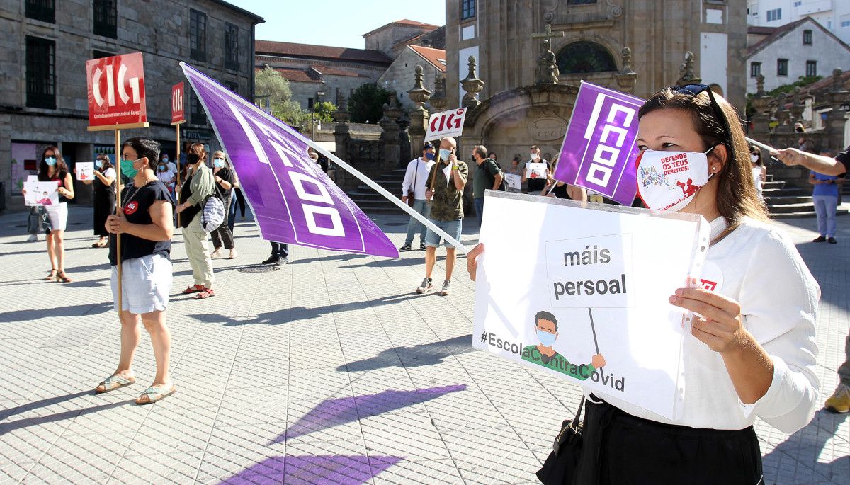 Concentración de CIG-Ensino, CCOO, STEG e CSIF na praza da Peregrina