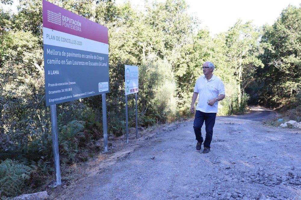 O alcalde da Lama, Jorge Canda, achegábase ao inicio das obras no Camiño do Crego