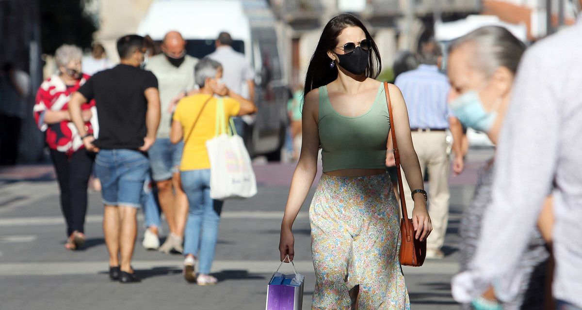 Xente paseando con máscaras por Pontevedra