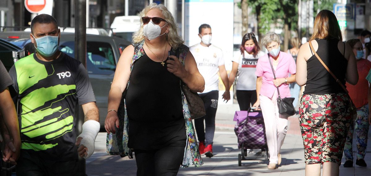 Xente paseando con máscaras por Pontevedra