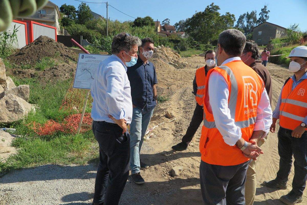Visita de Fernández Lores ás obras do novo acceso a Monte Porreiro