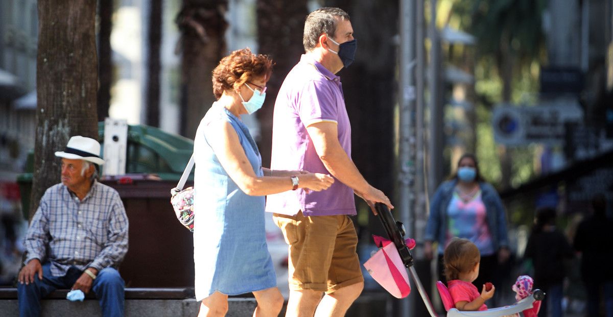 Xente paseando con máscaras por Pontevedra