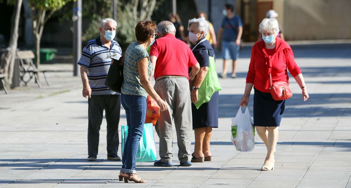 Xente paseando con máscaras por Pontevedra