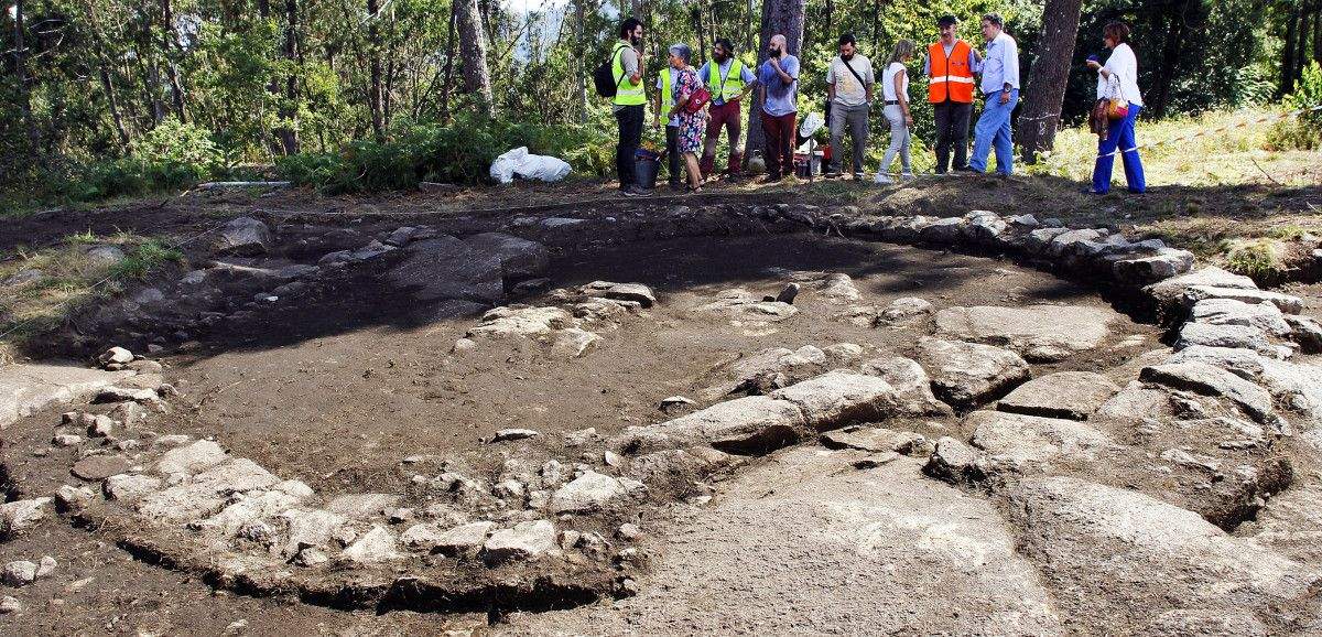 Lores, Carlota Román y María Biempica conocen la zona de la cabaña del Castro das Croas