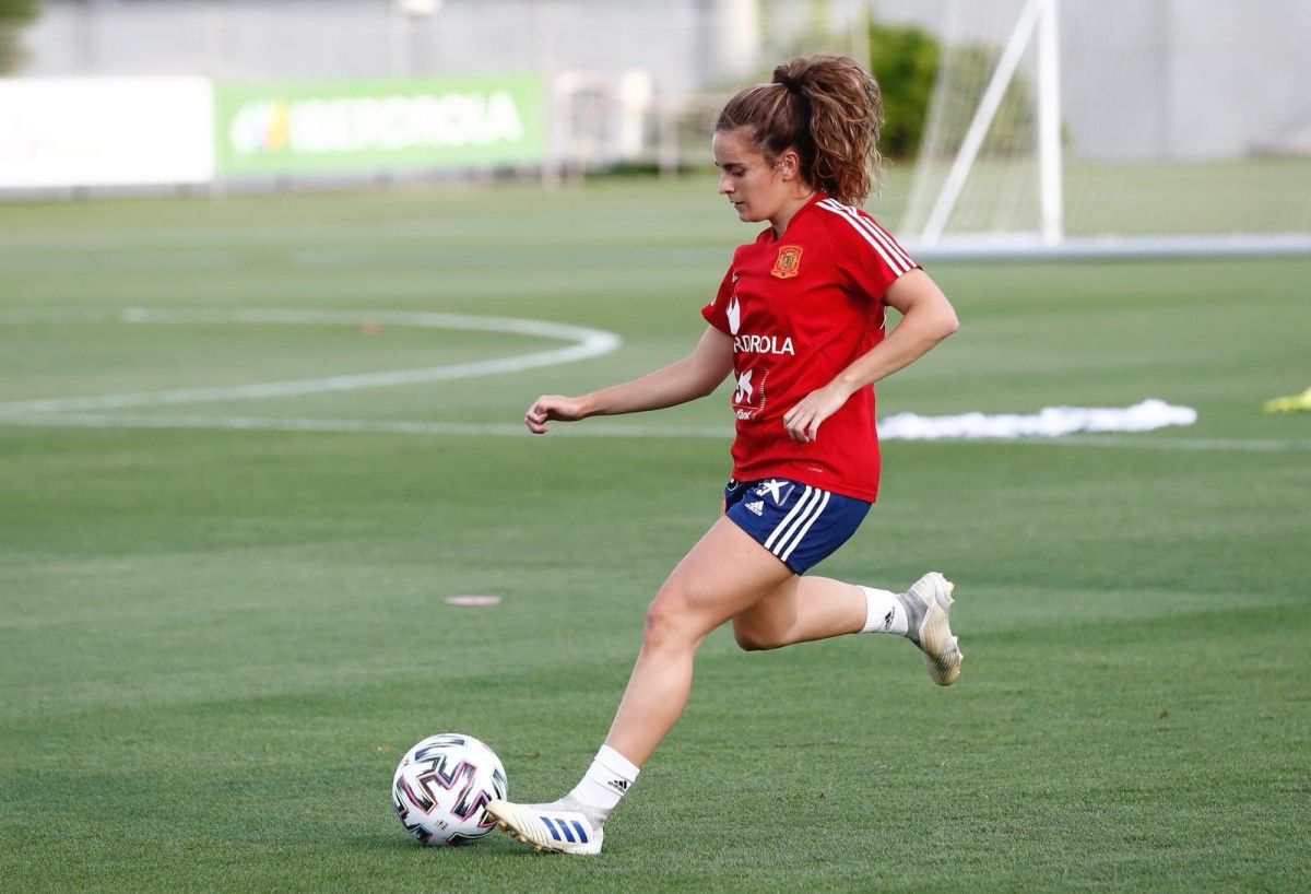 Teresa Abelleira entrenando con la Selección Española Absoluta