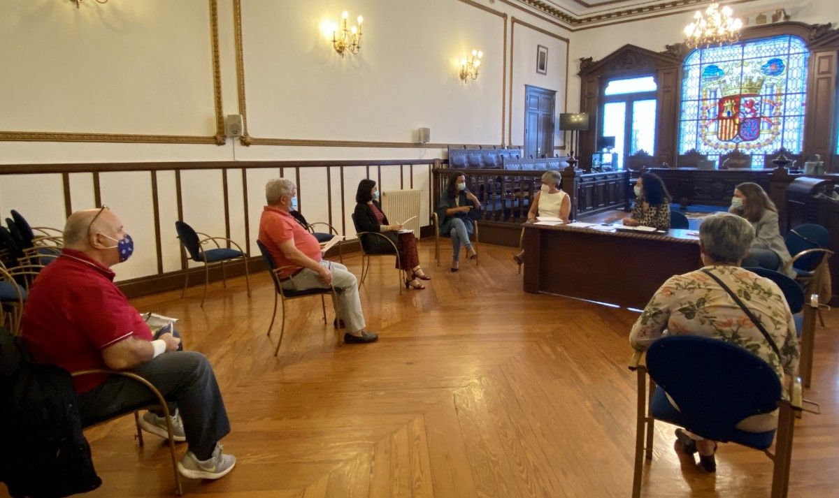 Reunión da alcaldesa de Marín, María Ramallo, e o seu equipo de goberno con representantes das oenegués do municipio
