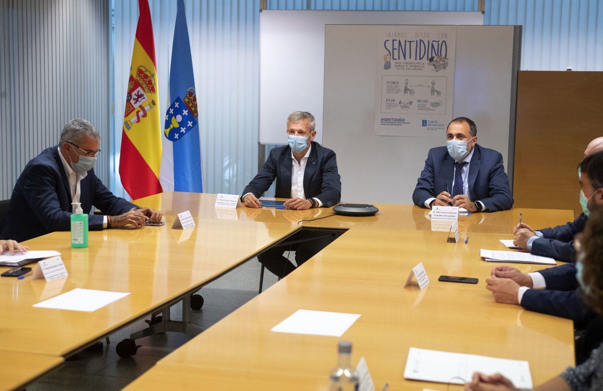 Alfonso Rueda, vicepresidente da Xunta e Julio Comesaña, conselleiro de Sanidade durante o encontro co sector do lecer nocturno