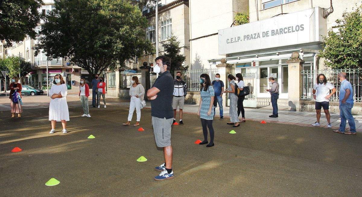 Concentración ante o colexio de Barcelos pola supresión dunha aula de Infantil