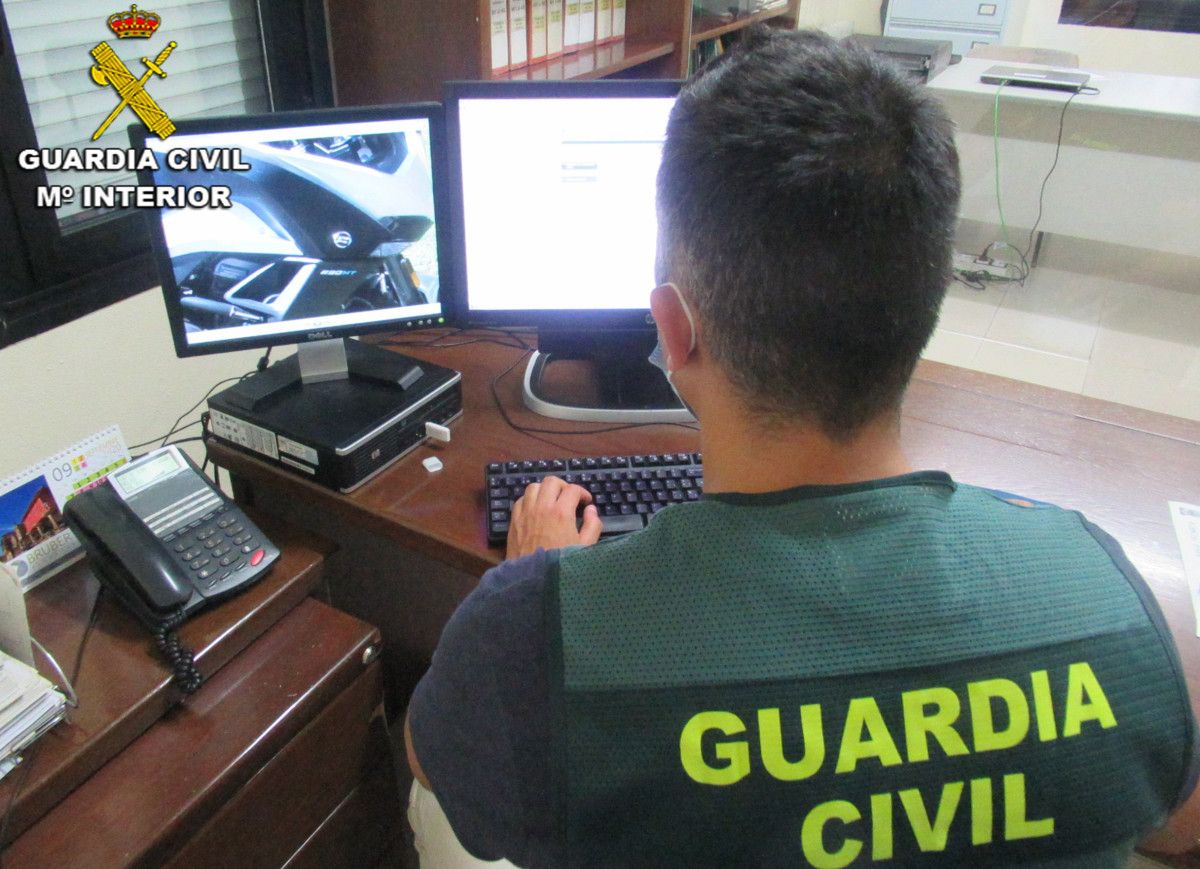 Axente da Garda Civil diante dun ordenador
