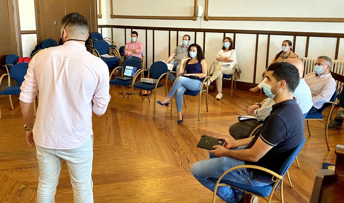 A empresa Inova Labs analiza con representantes da corporación e técnicos as melloras ambientais