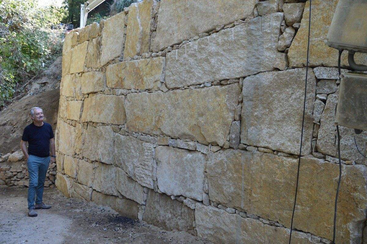 El alcalde de Caldas de Reis, Juan Manuel Rey, visita el remate del muro de Segade de Abaixo
