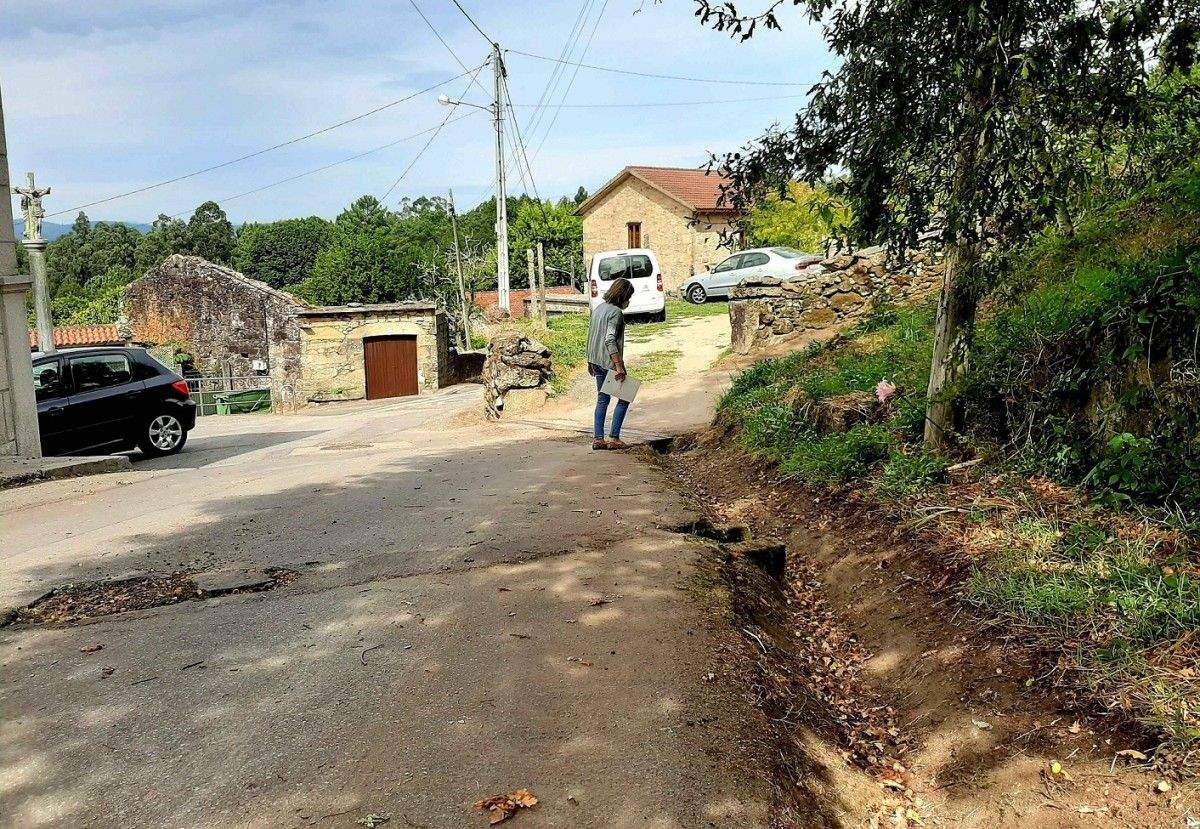 A alcaldesa de Moraña, Luisa Piñeiro, percorre a via que será mellorada na aldea de Fontenla