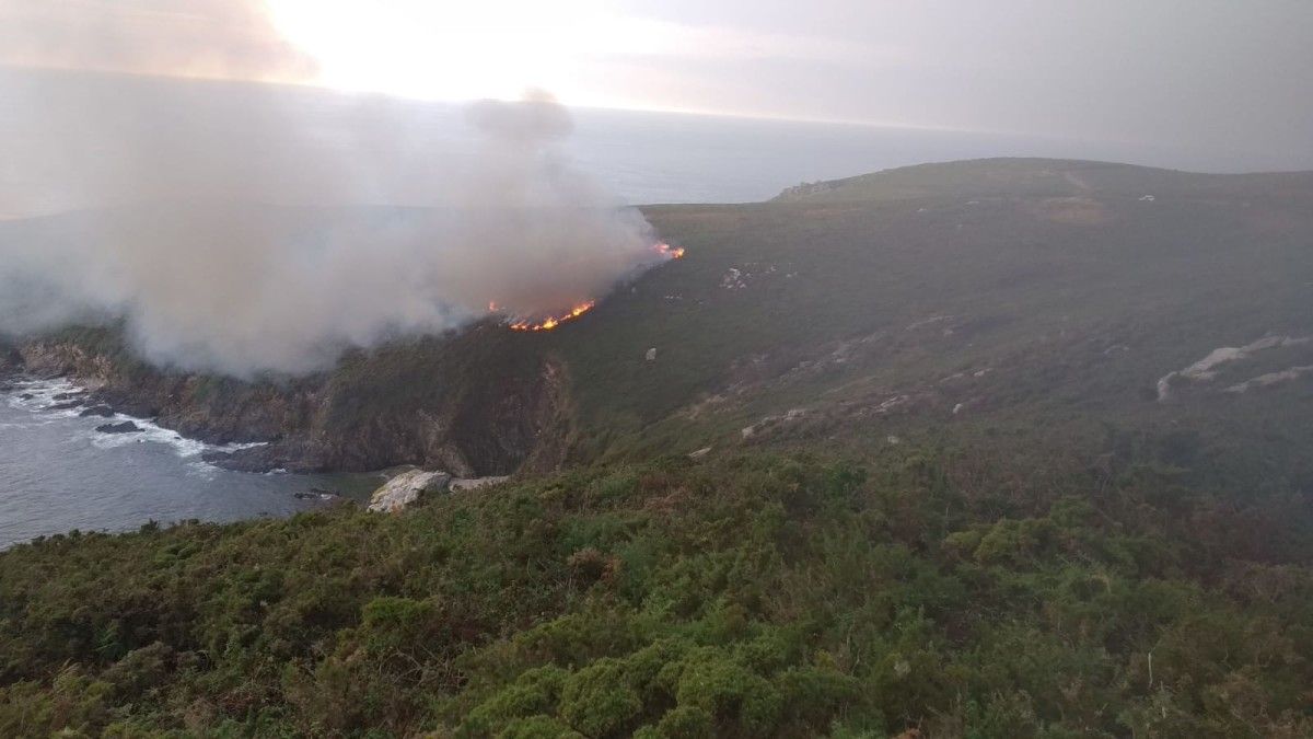 Incendio forestal activo na Illa de Ons