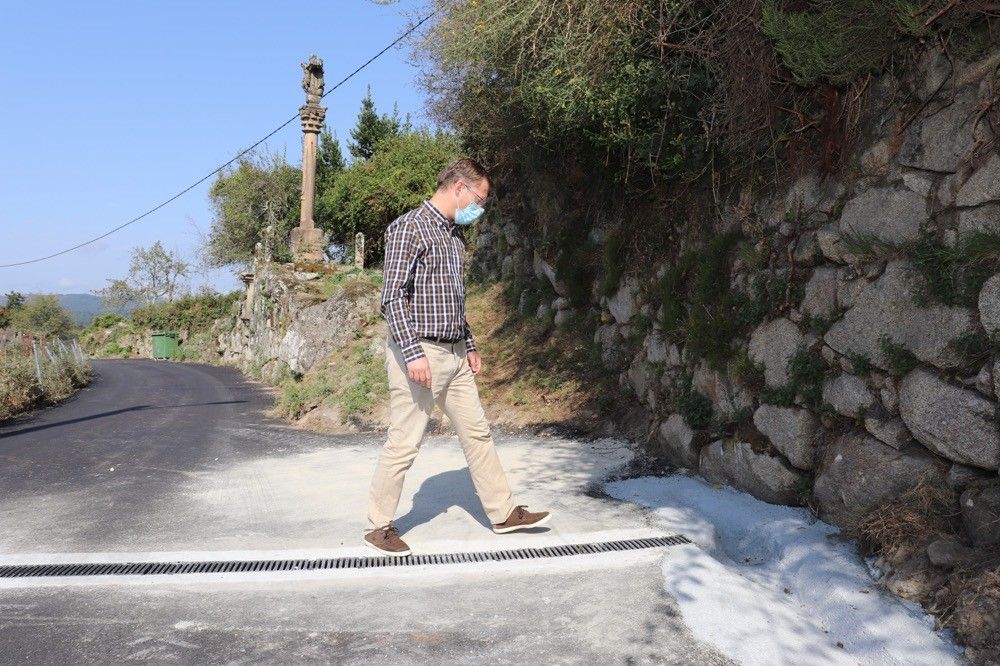 O tenente de alcalde da Lama, David Carrera, supervisa o remate das obras do Camiño do Porto