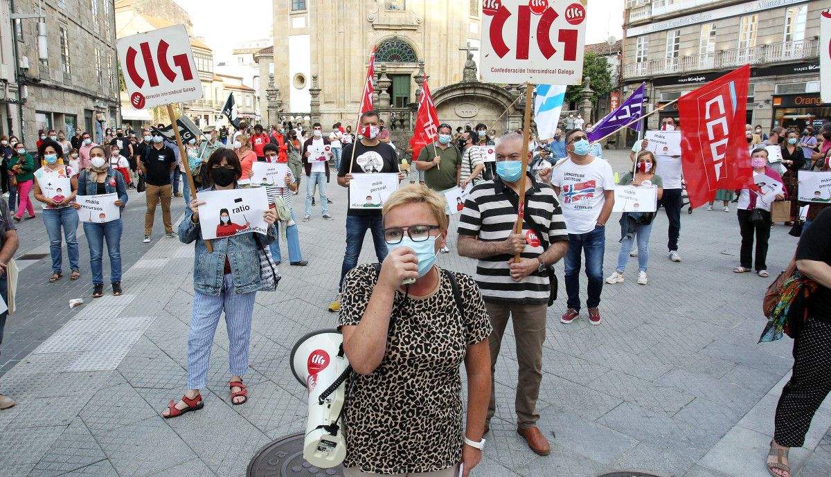 Concentración de protesta contra el protocolo de la Xunta para la vuelta a las aulas
