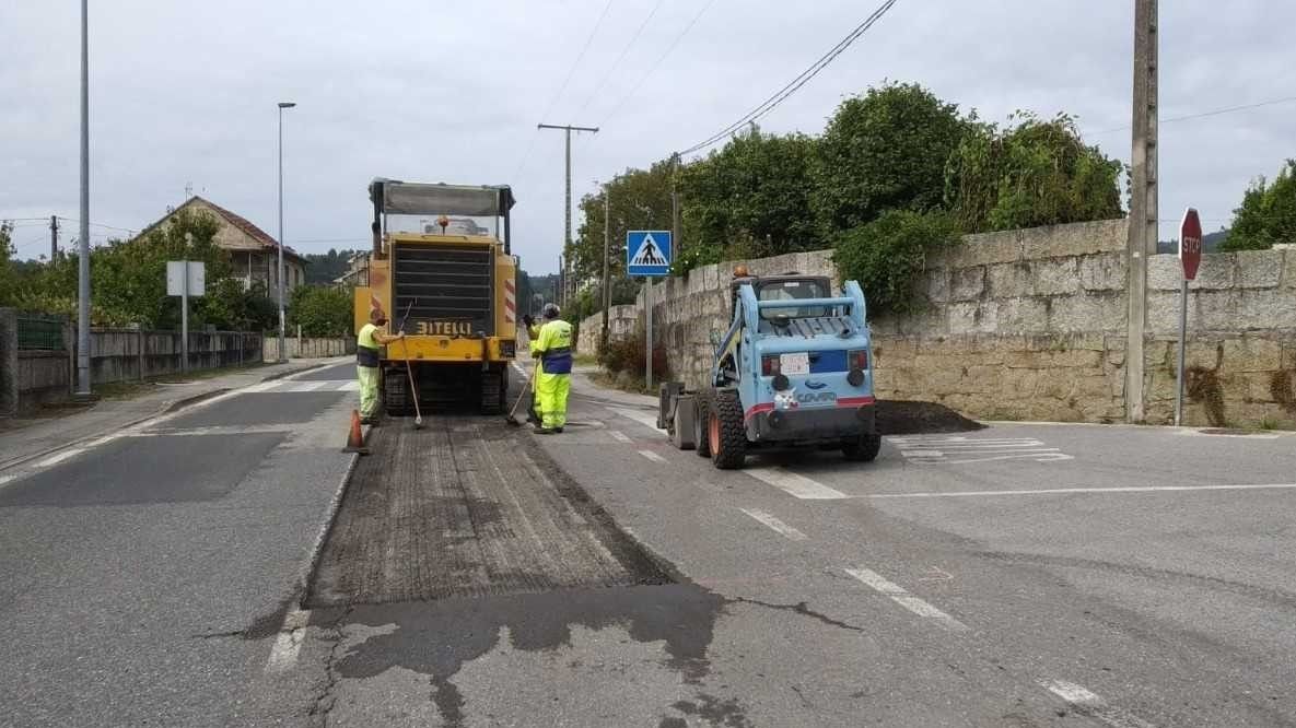 Obras de mellora do firme nunha estrada autonómica