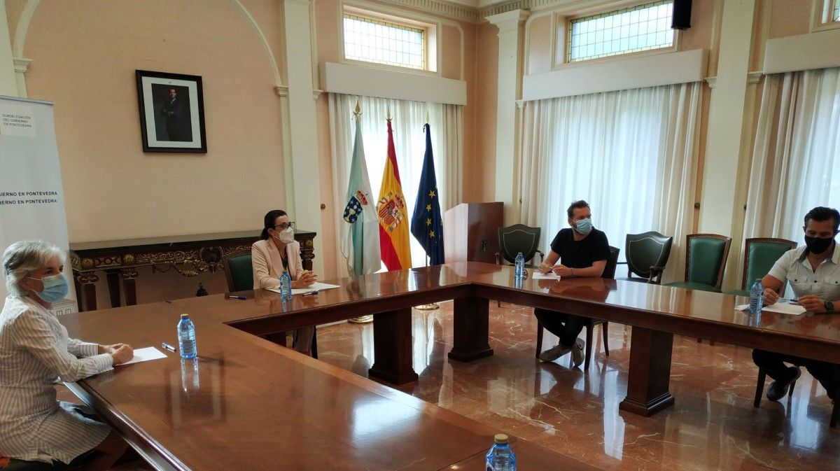 Reunión entre a subdelegada do Goberno en Pontevedra, Maica Larriba, e representantes de Hoempo