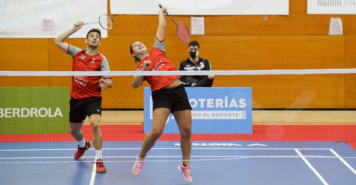 Partido entre o Club Bádminton Ravachol e o Bádminton Oviedo