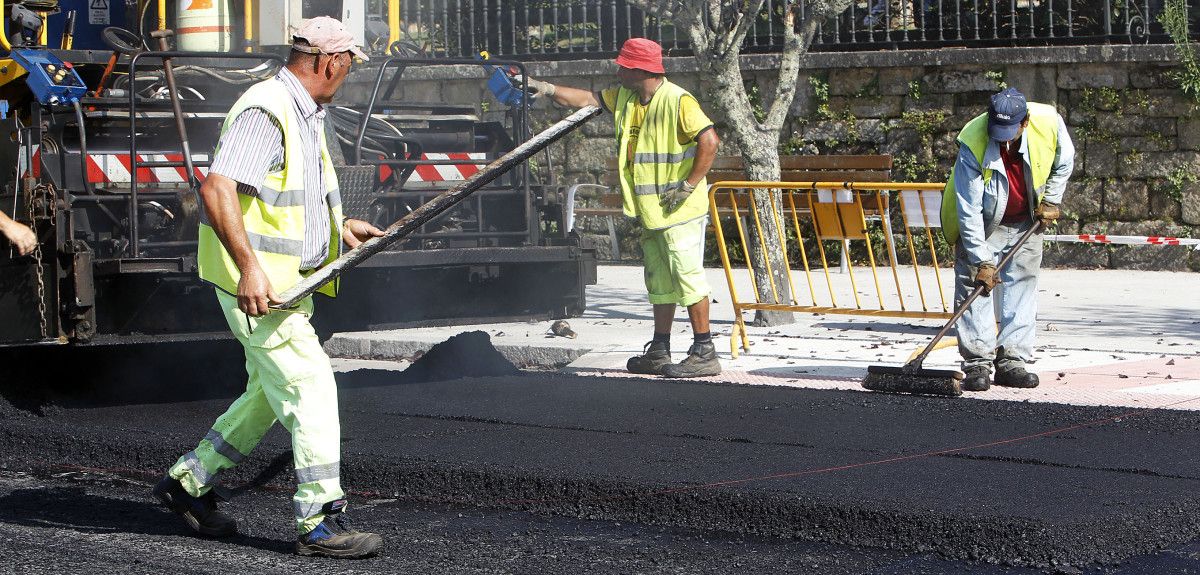 Obras de instalación de 'lombos' na avenida Raíña Victoria