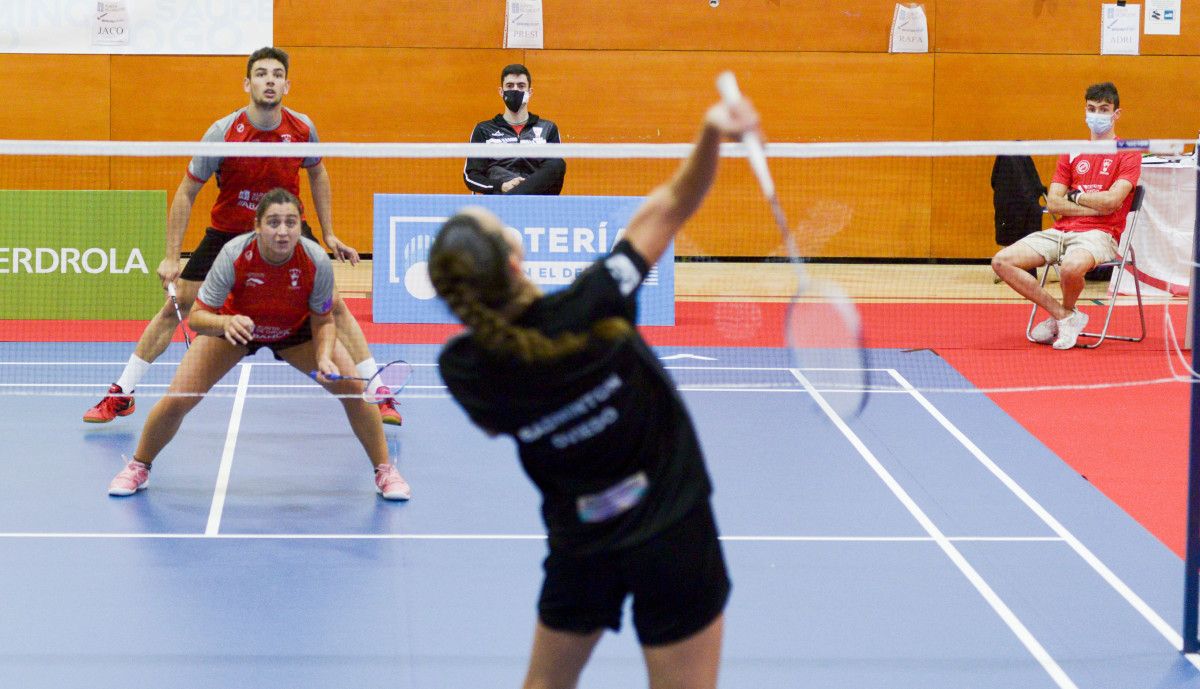 Partido entre o Club Bádminton Ravachol e o Bádminton Oviedo
