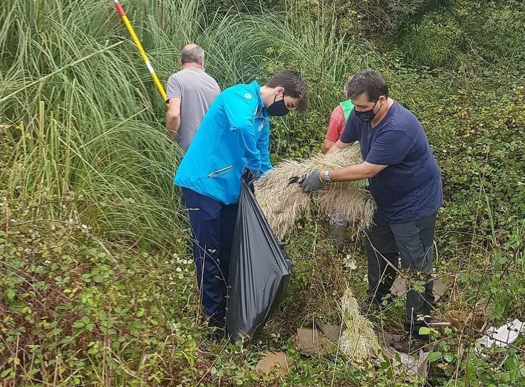 Jugadores del equipo cadete del Cisne participan con Vaipolorío en una jornada de control de la Hierba de la Pampa