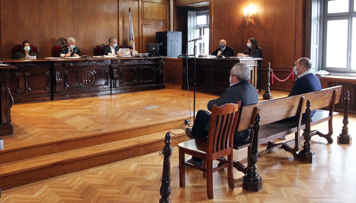 De izquierda a derecha, Javier Arca y Ángel Martínez Pérez, Lito, en la sala de vistas de la Audiencia 