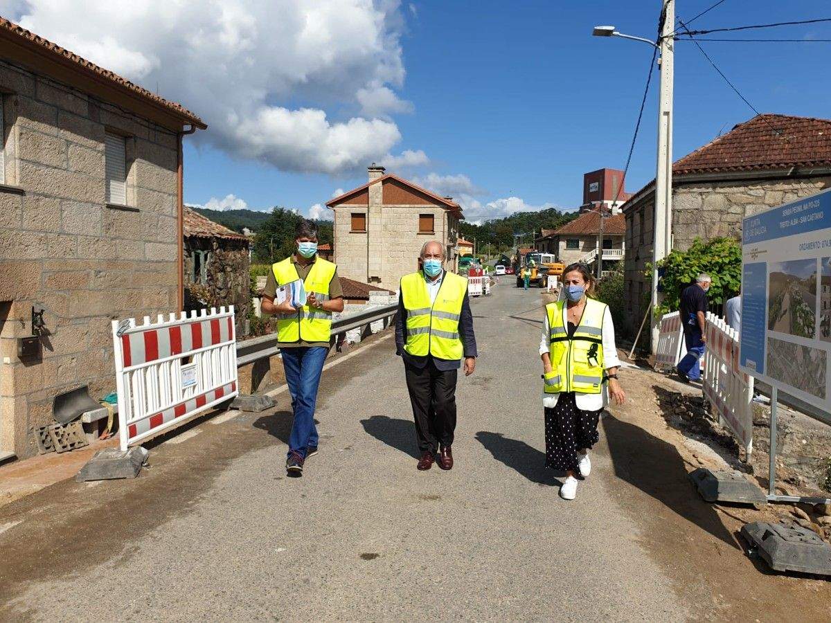 A conselleira de Infraestruturas e Mobilidade, Ethel Väzquez, visita as obras da senda peonil entre Alba e San Caetano