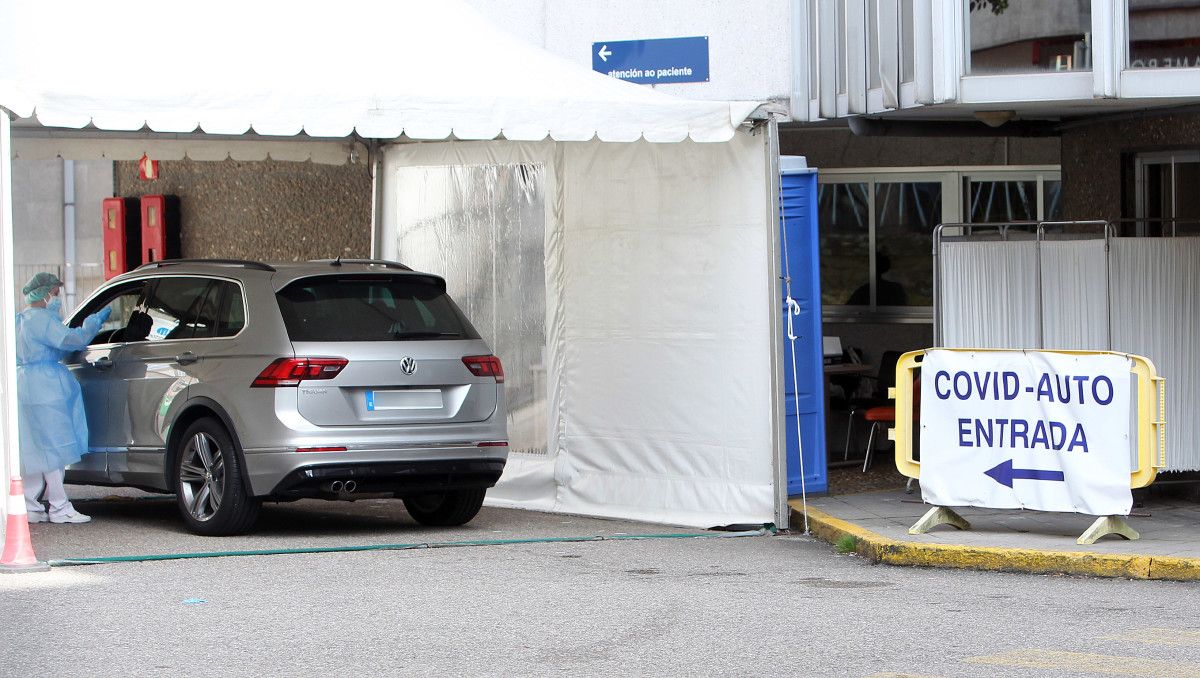 Posto de realización de probas de COVID-Auto no Hospital Provincial
