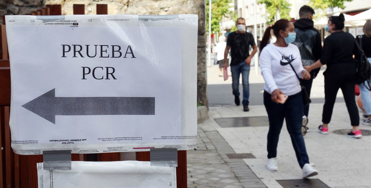 Entrada á zona de realización de probas de cribado de COVID no Hospital Provincial