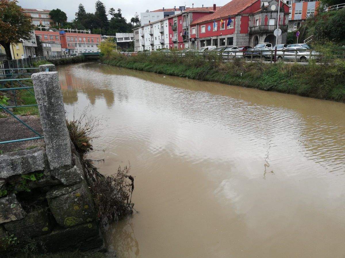 El agua del río Gafos está teñida de marrón